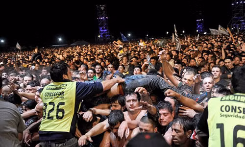 Chen lan de xem ca si nhac rock, hang chuc nguoi thuong vong