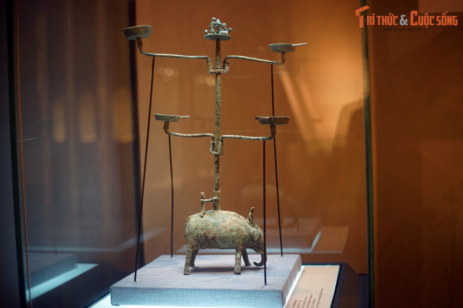 Đèn có chân tượng voi, phát hiện tại Làng Vạc, Nghệ An, niên đại thế kỷ 2-1 TCN.