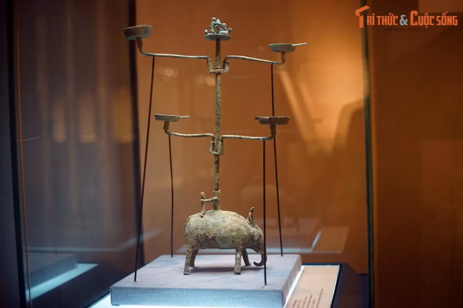 Đèn có chân tượng voi, phát hiện tại Làng Vạc, Nghệ An, niên đại thế kỷ 2-1 TCN.