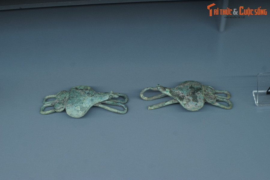 Móc đeo thắt lưng bằng đồng hình ếch, niên đại thế kỷ 2-1 TCN.