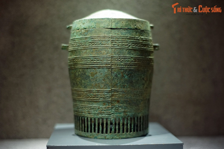 Di vật của văn hóa Đông Sơn hết sức phong phú, đa dạng và độc đáo, mang tính thẩm mỹ cao, được làm từ nhiều chất liệu như đồng, sắt, gốm, thủy tinh, gỗ, đá… song nổi trội hơn cả là bộ sưu tập hiện vật đồng thau. Ảnh: Thạp đồng Đông Sơn, niên đại thế kỷ 2-1 TCN.