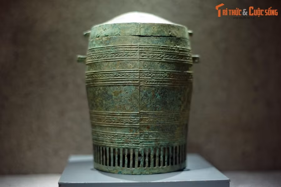 Di vật của văn hóa Đông Sơn hết sức phong phú, đa dạng và độc đáo, mang tính thẩm mỹ cao, được làm từ nhiều chất liệu như đồng, sắt, gốm, thủy tinh, gỗ, đá… song nổi trội hơn cả là bộ sưu tập hiện vật đồng thau. Ảnh: Thạp đồng Đông Sơn, niên đại thế kỷ 2-1 TCN.