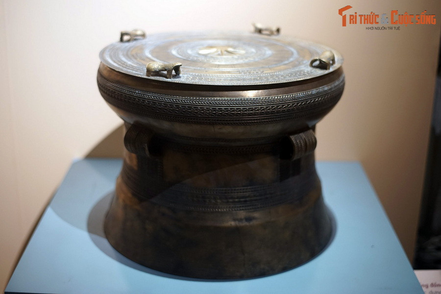Chiếc trống đồng được phục dựng trên cơ sở các khuôn đúc được tìm thấy ở di tích Luy Lâu. Trưng bày chuyên đề "Âm vang Đông Sơn" sẽ diễn ra đến tháng 4/2024.