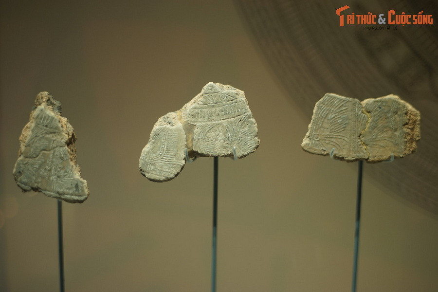 Mảnh khuôn đúc trống đồng bằng đất nung, khai quật tại di tích Luy Lâu, Thuận Thành, Bắc Ninh, niên đại thế kỷ 3-4.