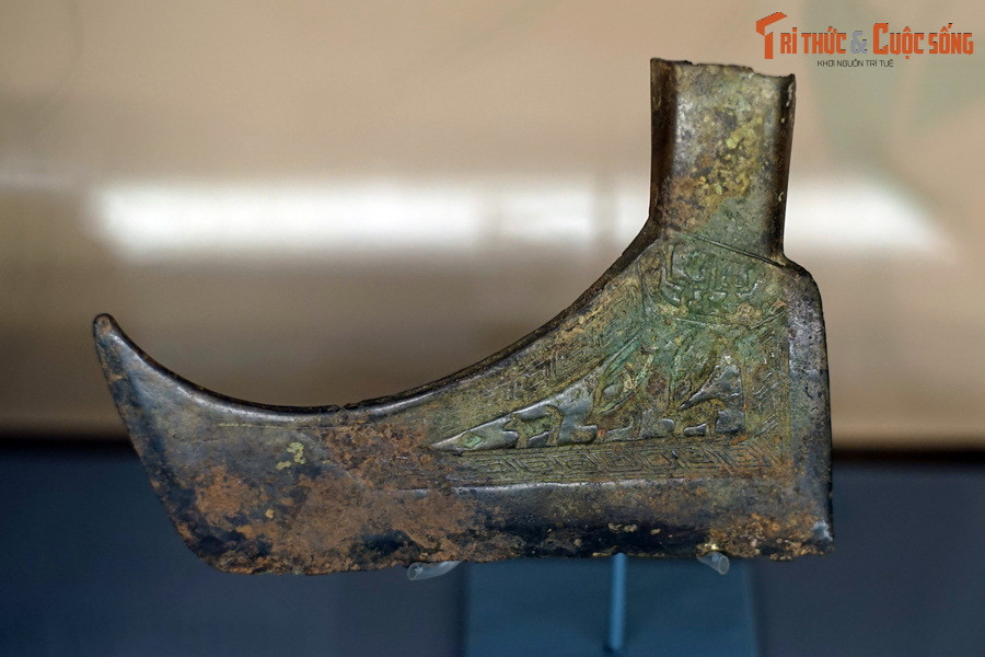 Theo chức năng sử dụng, chúng thuộc nhiều sưu tập khác nhau như công cụ lao động, đồ dùng sinh hoạt, vũ khí, nhạc khí, đồ trang sức, nghệ thuật và đồ minh khí. Những sưu tập này đã góp phần tạo nên diện mạo phát triển rực rỡ của văn hóa Đông Sơn... Ảnh: Rìu đồng Đông Sơn, thế kỷ 2-1 TCN.