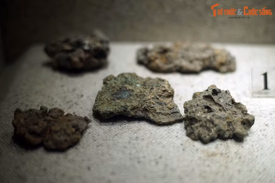 Xỉ đồng, một phụ phẩm của quá trình đúc trống đồng, khai quật tại di tích Luy Lâu, niên đại thế kỷ 3-4.