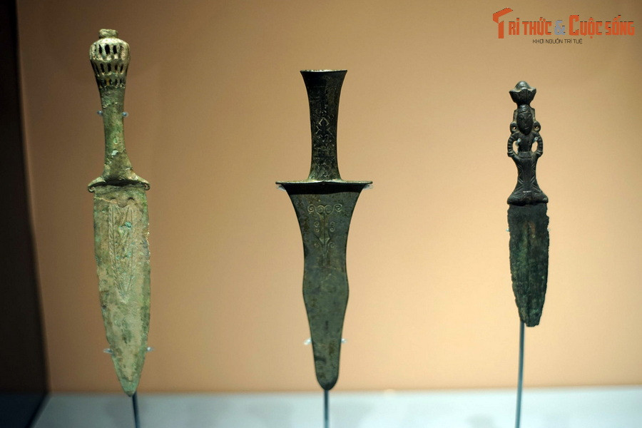 Các loại dao găm Đông Sơn, niên đại thế kỷ 2-1 TCN.