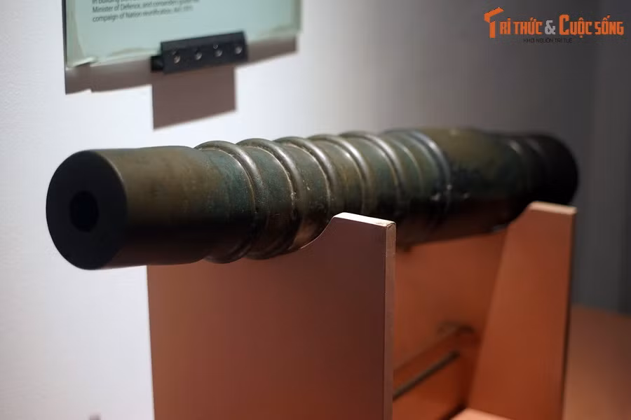 Theo các nhà nghiên cứu, súng được đúc ở Việt Nam trong thế kỷ 17 có số lượng rất ít và nguồn gốc thường không thật rõ ràng. Riêng khẩu súng ở Hoàng thành Thăng Long là hiện vật độc bản, được phát hiện trong hố khai quật có địa tầng ổn định, nguồn gốc xuất xứ rõ ràng và độ tin cậy cao.