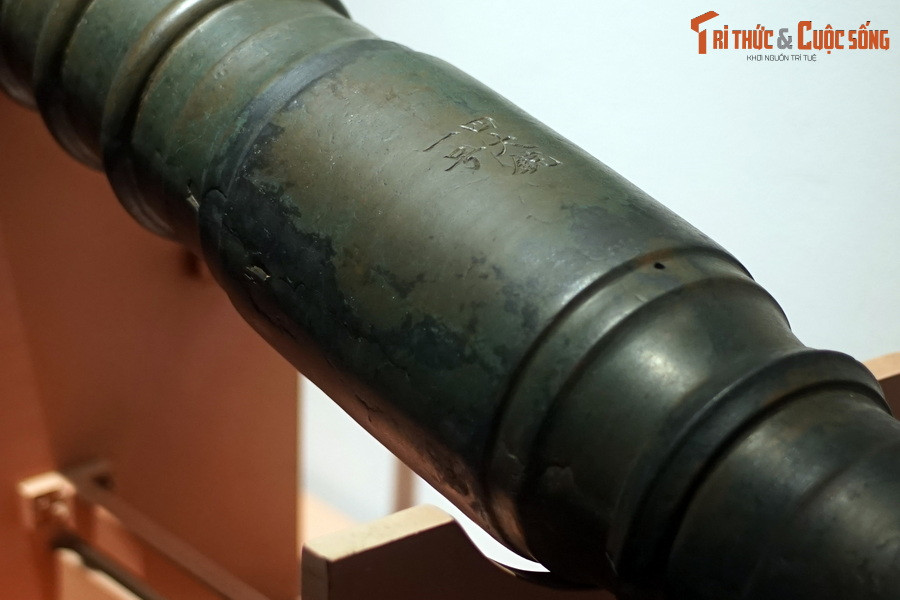 Bầu súng hình trụ tròn, ống tròn đều ở hai đầu, hơi phình ở giữa, dài 23cm, đường kính 17-18 cm.