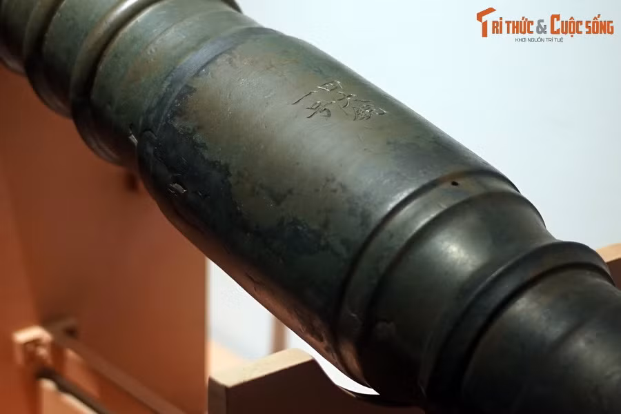 Bầu súng hình trụ tròn, ống tròn đều ở hai đầu, hơi phình ở giữa, dài 23cm, đường kính 17-18 cm.