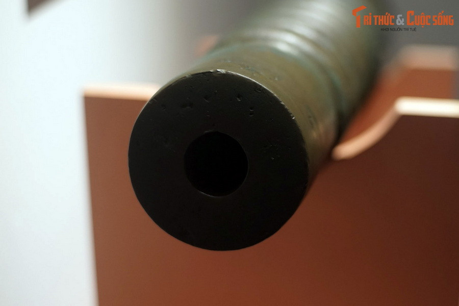 Hiện vật đã được công nhận là Bảo vật quốc gia này cũng cho thấy những đặc trưng về hình dáng, cấu trúc của súng thần công Việt Nam, cũng như gợi mở về cấu trúc vận hành của một đơn vị pháo trong quân đội của các triều đại quân chủ ở nước Việt.