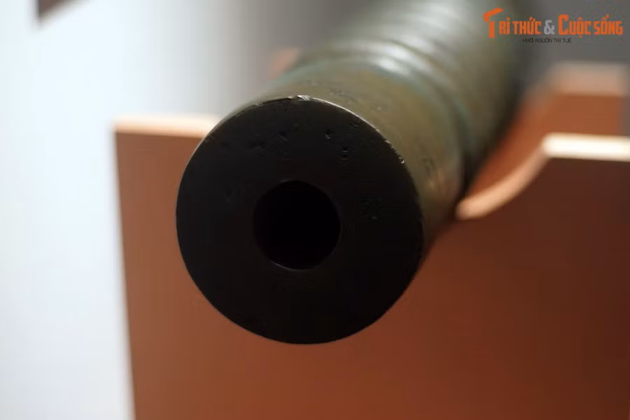 Hiện vật đã được công nhận là Bảo vật quốc gia này cũng cho thấy những đặc trưng về hình dáng, cấu trúc của súng thần công Việt Nam, cũng như gợi mở về cấu trúc vận hành của một đơn vị pháo trong quân đội của các triều đại quân chủ ở nước Việt.