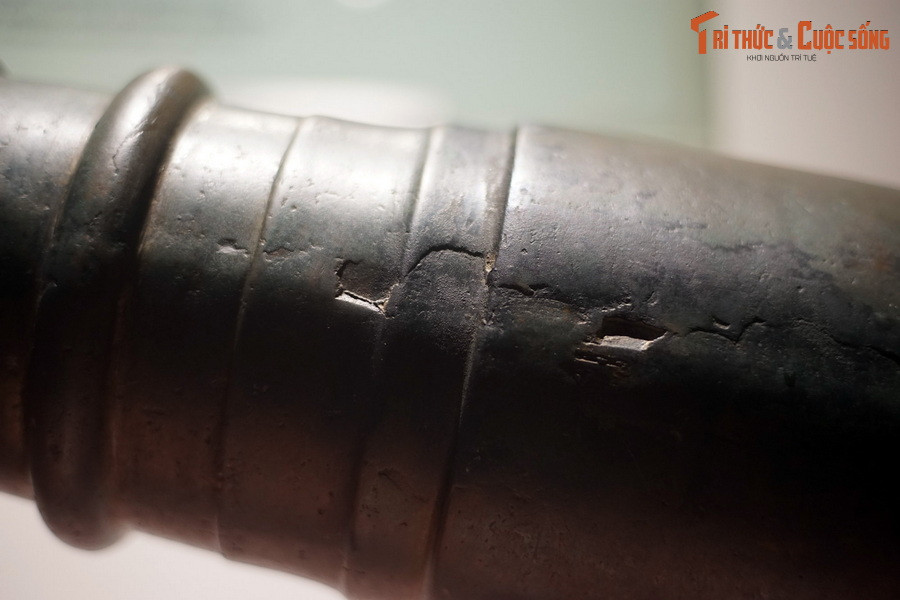 Theo các phân tích hóa học, hiện vật có hàm lượng thiếc rất cao. Điều này không chỉ cho thấy nguyên liệu để đúc súng được lựa chọn kỹ càng và tính toán tỉ lệ cẩn thận mà còn thể hiện sự hiểu biết sâu sắc về tính chất và công năng của vật liệu của người đúc súng.