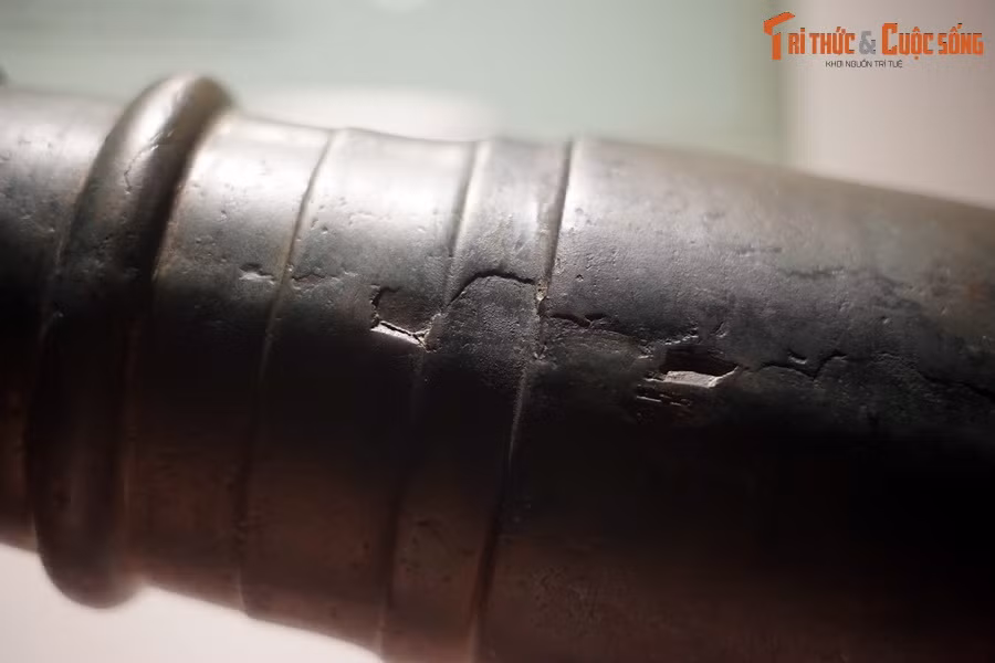 Theo các phân tích hóa học, hiện vật có hàm lượng thiếc rất cao. Điều này không chỉ cho thấy nguyên liệu để đúc súng được lựa chọn kỹ càng và tính toán tỉ lệ cẩn thận mà còn thể hiện sự hiểu biết sâu sắc về tính chất và công năng của vật liệu của người đúc súng.