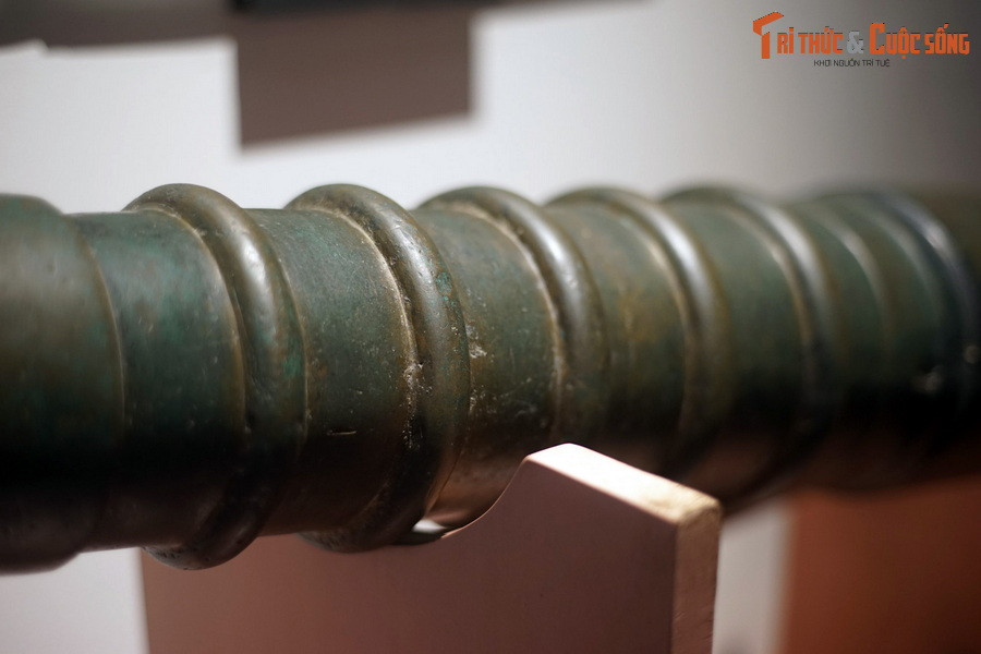 Phần thân súng hình trụ tròn nhưng đường kính thân không đều mà lớn dần về phía bầu súng. Kích thước phần thân súng thót lại so với phần miệng và phần bầu, dài 51 cm. Trên thân có 5 đai tròn để tăng độ bền, cách nhau khoảng 8 cm.