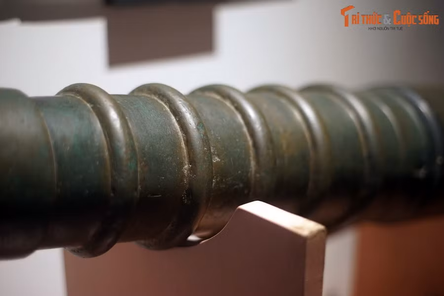 Phần thân súng hình trụ tròn nhưng đường kính thân không đều mà lớn dần về phía bầu súng. Kích thước phần thân súng thót lại so với phần miệng và phần bầu, dài 51 cm. Trên thân có 5 đai tròn để tăng độ bền, cách nhau khoảng 8 cm.