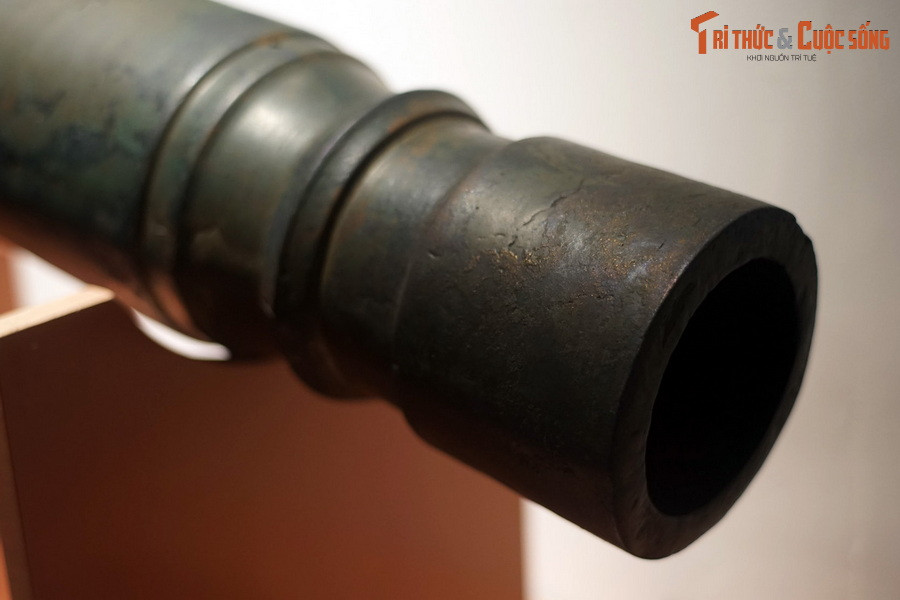 Phần chuôi súng dài tổng cộng 31cm, chia làm hai phần, phần tiếp giáp với bầu súng thót lại, phần cuối phình to ngang với phần Bầu.