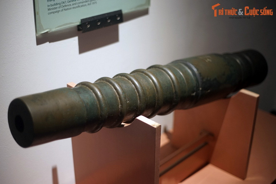 Được phát hiện năm 2003 tại khu khảo cổ 18 Hoàng Diệu, hiện vật này được đúc bằng hợp kim đồng thiếc, có hình trụ tròn, dài 120-121cm, gồm 4 phần: Miệng súng, thân súng, bầu súng và chuôi súng.