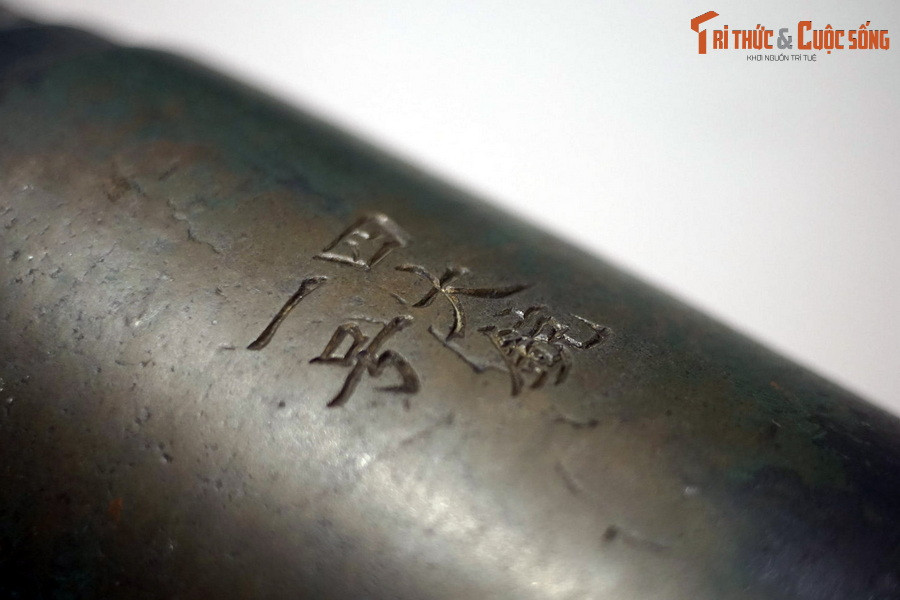 Mặt trên bầu súng khắc 5 chữ Hán "Tứ đại súng nhất hiệu", tức là 4 khẩu súng lớn, đây là khẩu số một. Nét chữ, sâu, sắc, rõ ràng, cho thấy chữ được khắc nguội sau khi đúc.