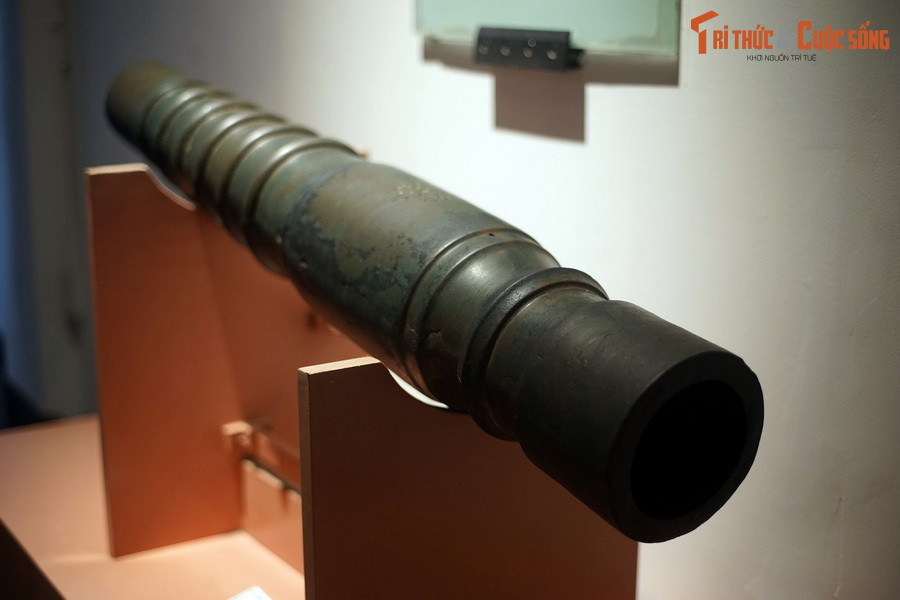 Về mặt loại hình, hình dáng, kích thước, trọng lượng, hiện chưa có hỏa khí nào niên đại thời Hậu Lê có thể so sánh với súng thần công Hoàng thành Thăng Long.