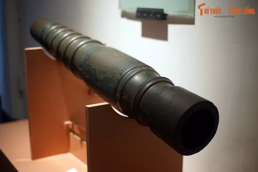 Về mặt loại hình, hình dáng, kích thước, trọng lượng, hiện chưa có hỏa khí nào niên đại thời Hậu Lê có thể so sánh với súng thần công Hoàng thành Thăng Long.