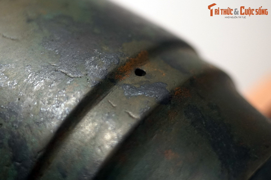 Phía dưới hai hàng chữ Hán, ở phần tiếp giáp giữa phần bầu và chuôi súng có một lỗ tròn, đường kính 0,45 cm, đây có thể là lỗ điểm hỏa.