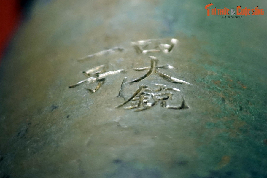 Những chữ viết này cho thấy vào thế kỷ 17, việc bố trí và sử dụng súng luôn là một bộ gồm nhiều súng và hiện vật này là khẩu số một trong một bộ gồm 4 khẩu.