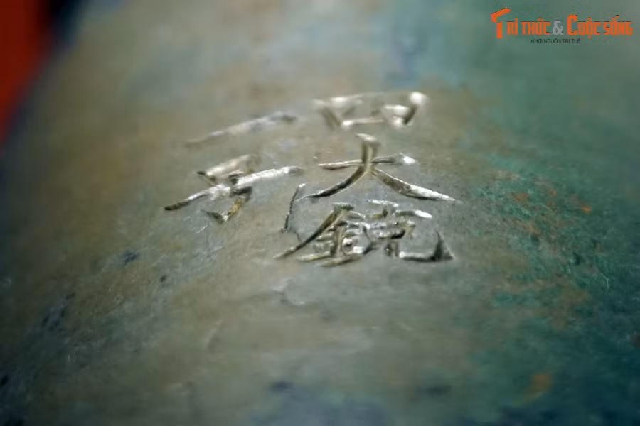 Những chữ viết này cho thấy vào thế kỷ 17, việc bố trí và sử dụng súng luôn là một bộ gồm nhiều súng và hiện vật này là khẩu số một trong một bộ gồm 4 khẩu.