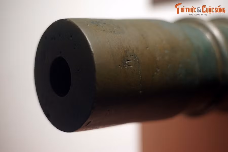 Phần miệng súng hình trụ tròn đều, mép miệng không loe, toàn bộ phạm vi của miệng to hơn so với phần thân tạo cảm giác như một cái đai lớn bao toàn bộ phần miệng.