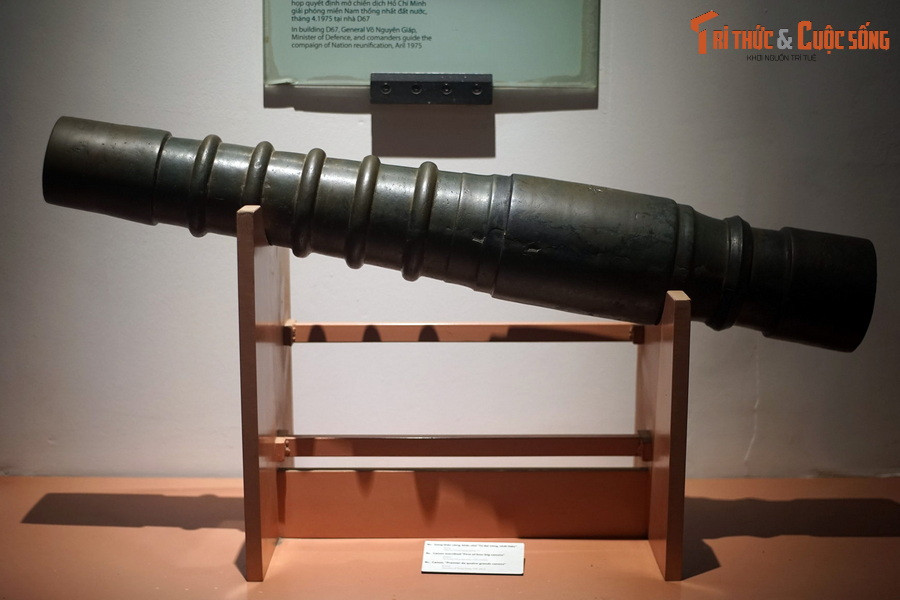 Được lưu giữ và trưng bày tại Di sản thế giới Hoàng thành Thăng Long, Bảo vật quốc gia Súng thần công thời Lê Trung hưng là một hiện vật hiếm, quý giá, phản ánh kỹ nghệ quân sự Việt Nam thế kỷ 17.