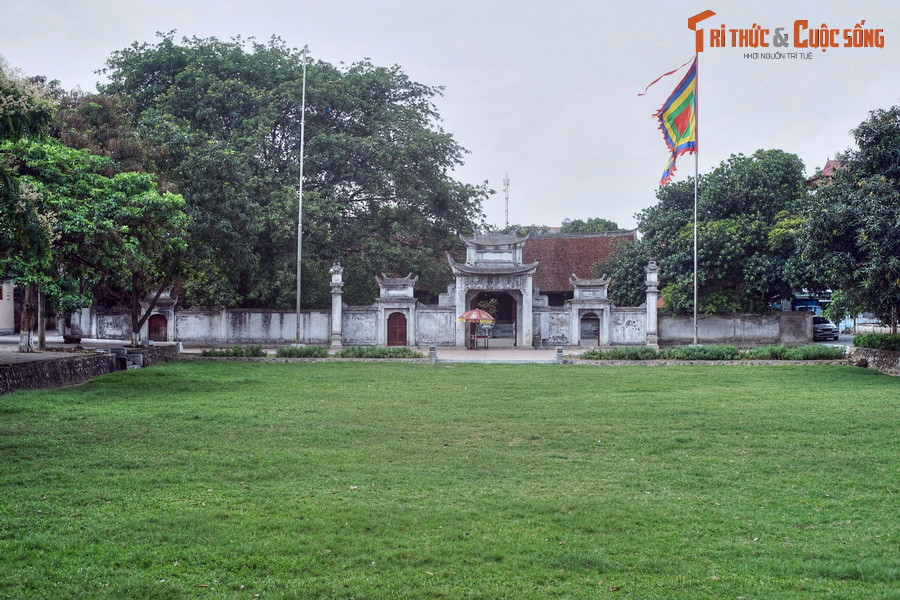 Thành nội hình chữ nhật, cao trung bình 5 m so với mặt đất, mặt thành rộng từ 6–12 m, chân rộng từ 20–30 m, chu vi 1.650 m và có một cửa nhìn vào tòa kiến trúc Ngự triều di quy.