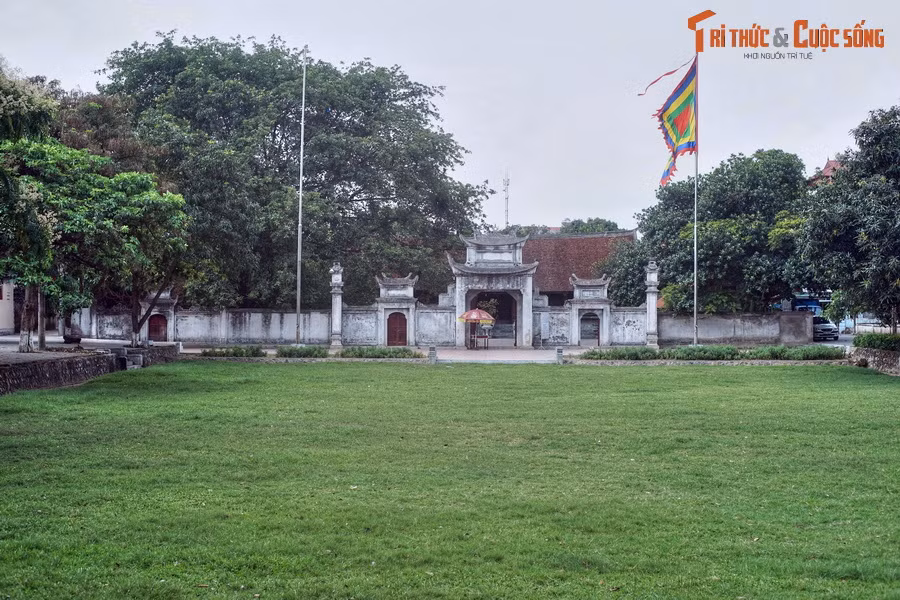 Thành nội hình chữ nhật, cao trung bình 5 m so với mặt đất, mặt thành rộng từ 6–12 m, chân rộng từ 20–30 m, chu vi 1.650 m và có một cửa nhìn vào tòa kiến trúc Ngự triều di quy.