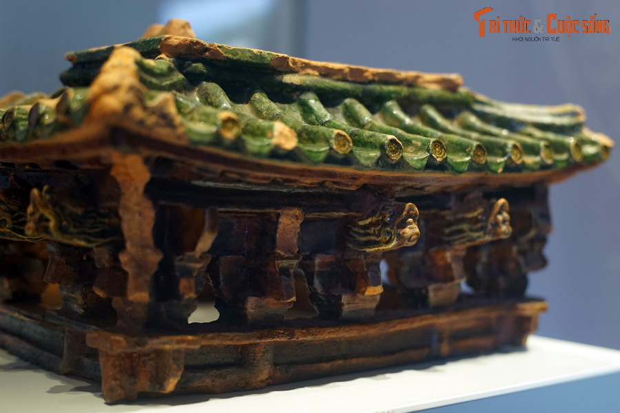 Hệ xà có các cấu kiện: Câu đầu, xà thượng, xà hạ (tương đương với xà nách trong kiến trúc kẻ bẩy). Hệ đấu củng gồm các cấu kiện: Đấu, củng, ang và xà vuông.