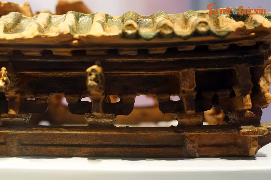 Kết hợp với những nguồn tư liệu khác, hiện vật có giá trị thông tin rất lớn trong công tác phục dựng kiến trúc cung đình ở Hoàng thành Thăng Long thời Lê sơ.