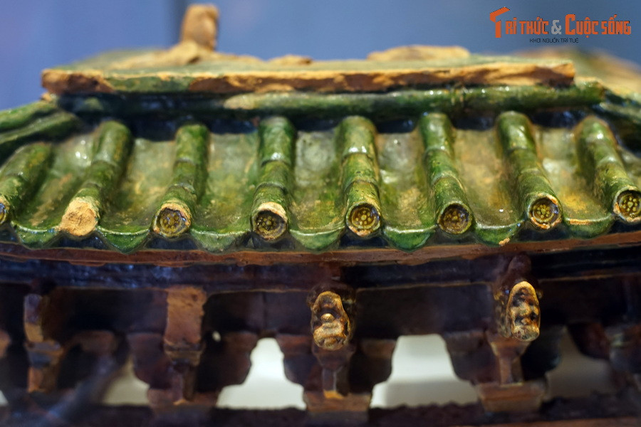 Trên cùng lợp ngói ống hay còn gọi là ngói âm dương.