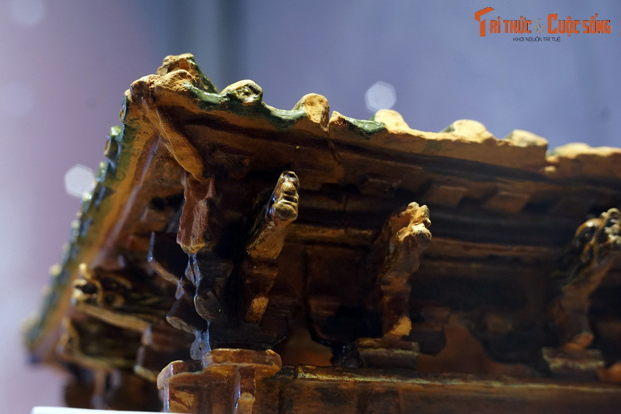 Các thành tố đó gồm hoành tròn, rui đua và rui hàng hiên dẹt, lá mái.