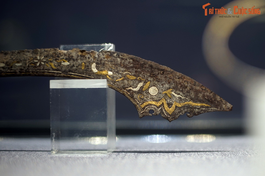 Phần thứ ba cấu trúc khá phức tạp gồm nhiều đồ án trải dài từ phần giữa thân đao đến đầu mũi, gồm hình người , bông hoa và thụy vân – vân mây tốt lành.