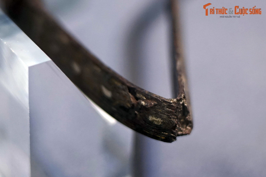 Sau nhiều thăng trầm của lịch sử, lưỡi của thanh đao tuổi đời gần 1.000 năm này đã bị mẻ nhiều chỗ, thân đao bị gẫy gập chỗ gần cán và bị cong ở phần giữa.