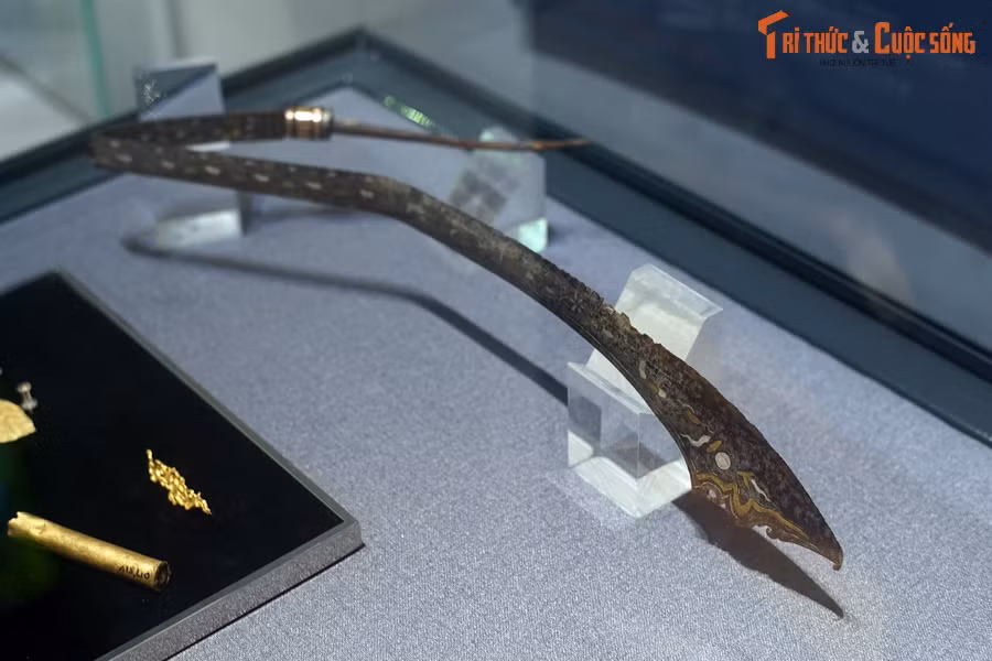 Hiện vật này có từ thế kỷ 13-14, cấu tạo gồm hai phần thân và cán. Trong đó thân đao dài 64 cm. Phần thân tại vị trí tiếp giáp với cán rộng 1,4 cm, sống dày 1,0 cm và rộng dần về mũi, phần rộng nhất của mũi rộng 5,1 cm, dày 0,1 cm.