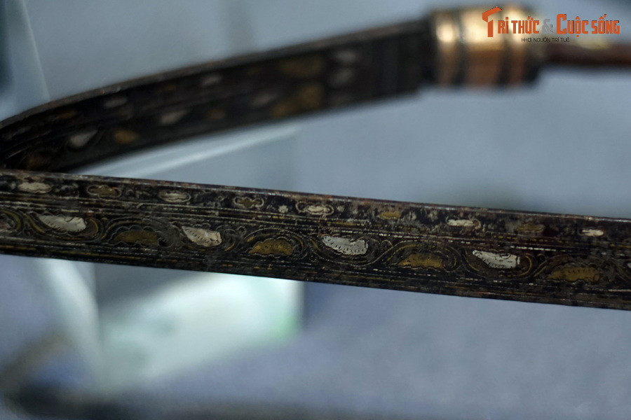 Phần thứ hai trang trí đồ án dây lá, lá lật hình sin theo quy luật lá màu trắng ứng với lá vàng. Bao quanh dải dây lá là các đường chỉ mảnh nhưng rõ ràng.