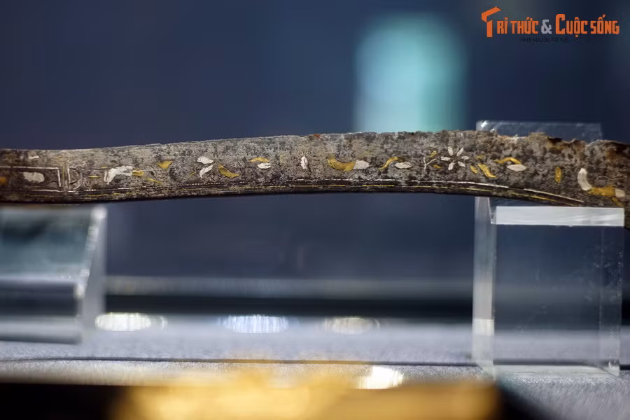 Hoa văn trên đao đặc biệt tinh xảo, được tạo hình bằng kỹ thuật cẩn với chất liệu kim loại màu vàng và trắng với nhiều đồ án khác nhau, được trang trí nhắc lại ở hai mặt.