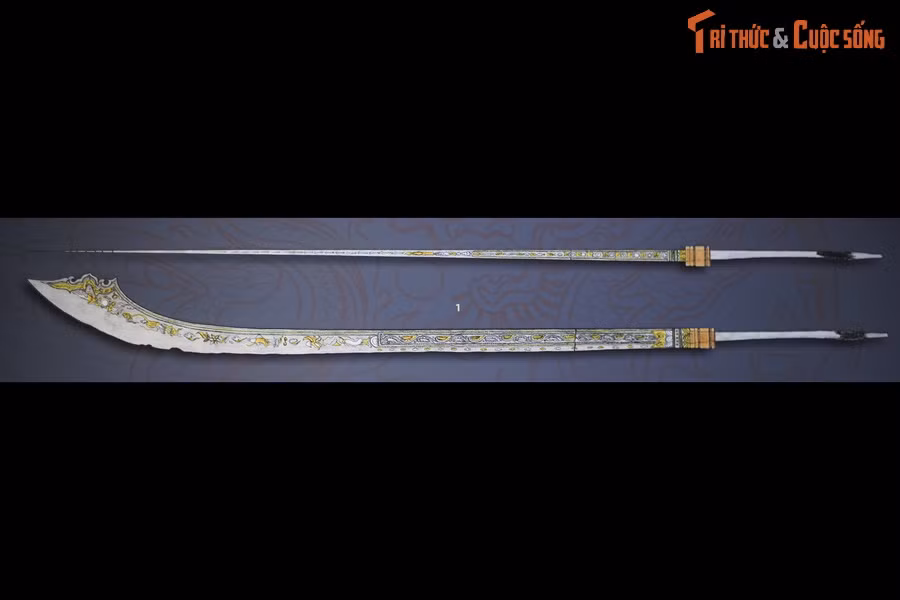 Hình ảnh phục dựng đồ án trang trí trên mặt đao và sống đao được trưng bày tại Hoàng thành Thăng Long.
