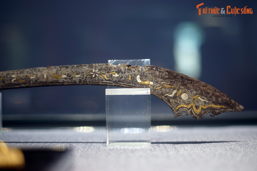 Mũi đao hếch cao, lượn cong hình bán nguyệt, sống mũi (thượng nhận) có dáng uốn lượn, kết hợp với các họa tiết trên thân mũi tạo thành đồ án mặt nguyệt.