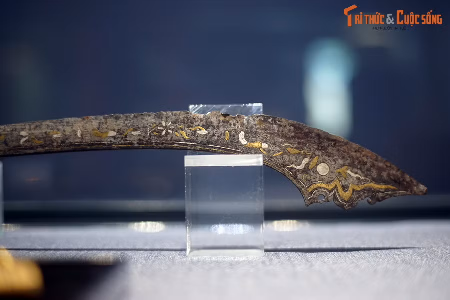 Mũi đao hếch cao, lượn cong hình bán nguyệt, sống mũi (thượng nhận) có dáng uốn lượn, kết hợp với các họa tiết trên thân mũi tạo thành đồ án mặt nguyệt.