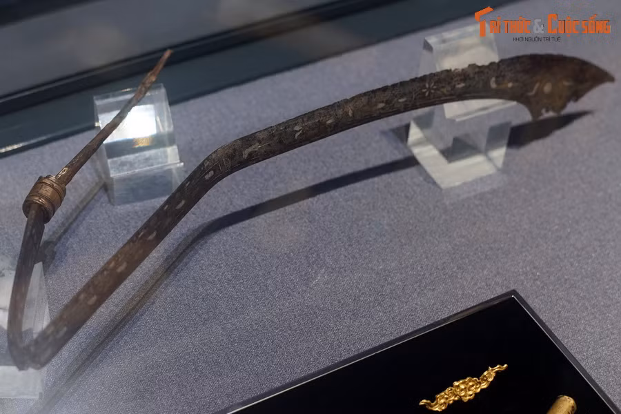 Sống đao được trang trí hoa văn dây lá với họa tiết lá xoắn hình sin chạy từ cán đến mũi những chấm nhỏ liên tiếp khắc chìm.