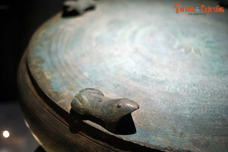 Diềm ngoài của mặt trống đính 4 tượng cóc nổi ngược chiều kim đồng hồ.