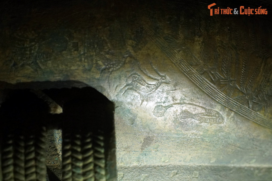 Hình ảnh các loài chim, hươu và cá được thể hiện khá sinh động quanh phần trên quai trống.