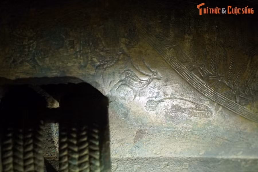 Hình ảnh các loài chim, hươu và cá được thể hiện khá sinh động quanh phần trên quai trống.