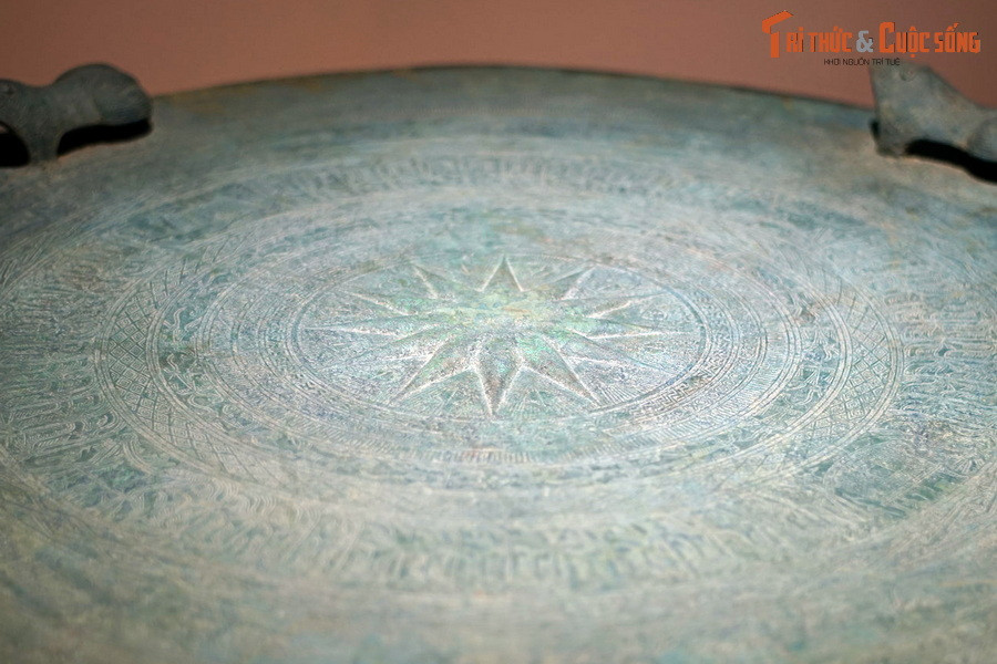 Mặt trống đồng có một ngôi sao 12 tia ở chính giữa.