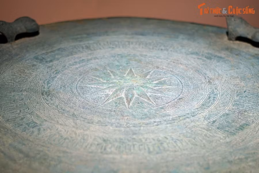 Mặt trống đồng có một ngôi sao 12 tia ở chính giữa.